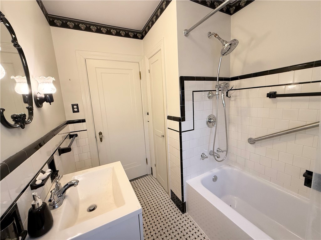 27 Shean Street Cranston, RI 02920 - Photo 12 of 33