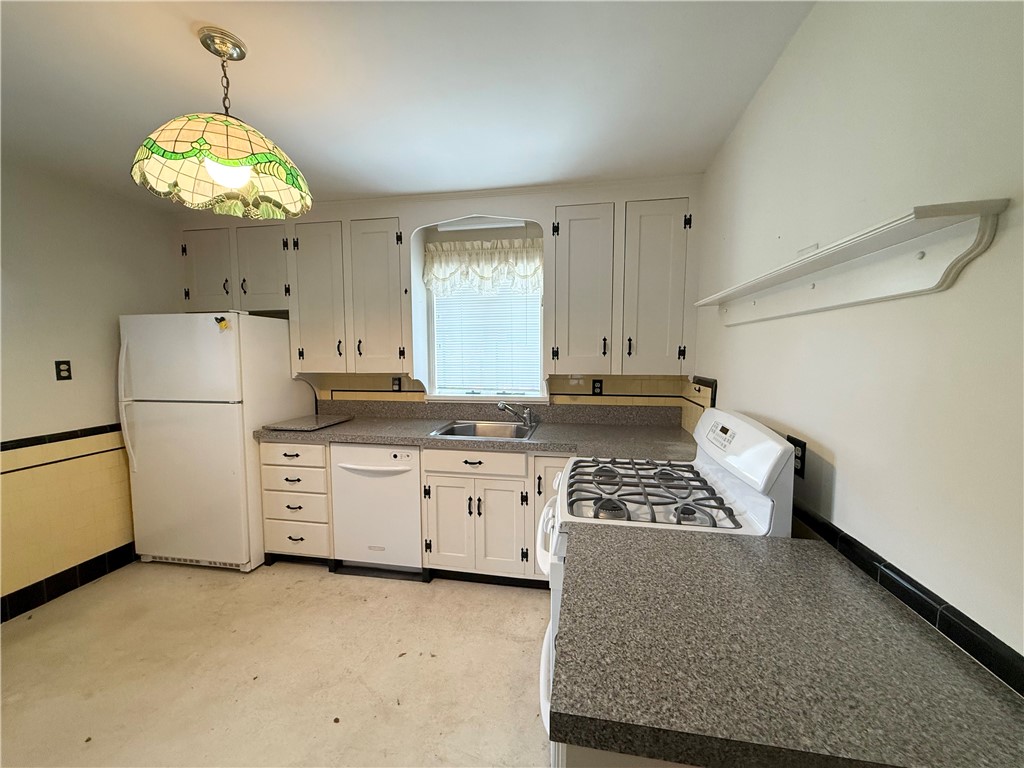 27 Shean Street Cranston, RI 02920 - Photo 9 of 33