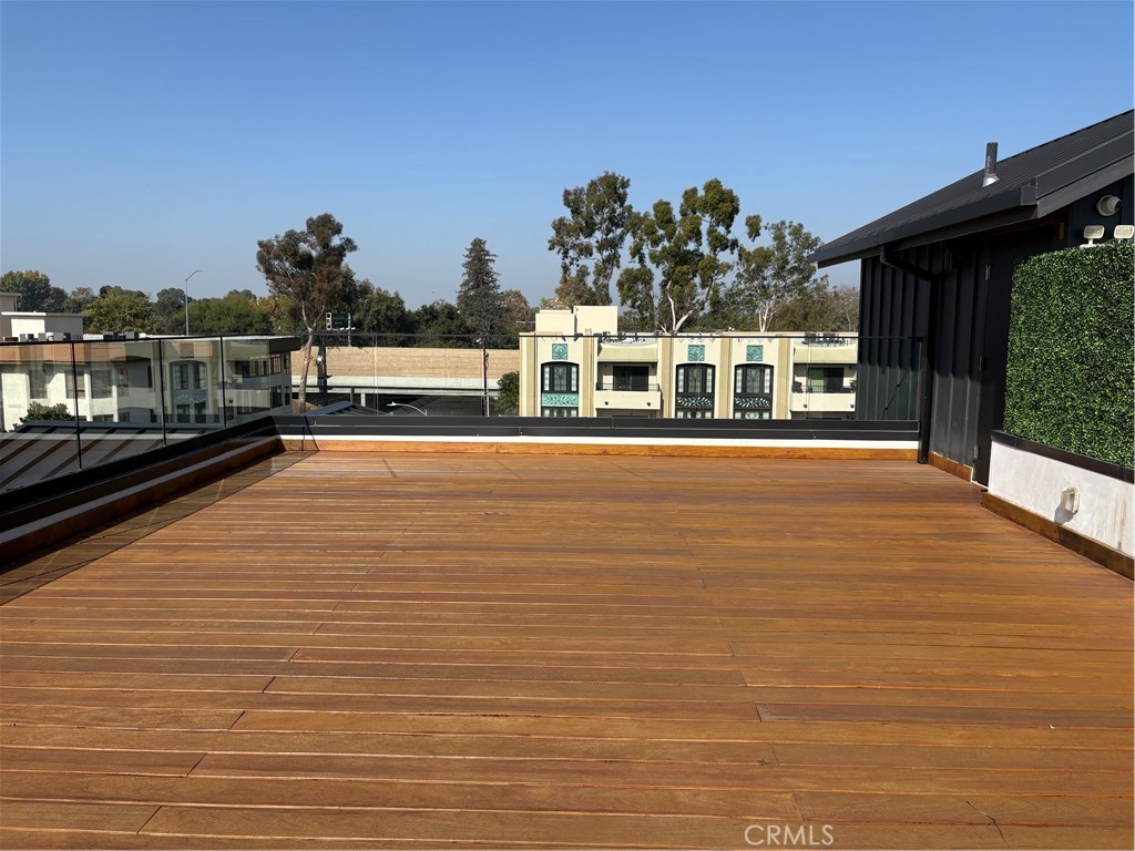 10352 Riverside Drive, Unit 201 Toluca Lake, CA 91602 - Photo 41 of 49 a view of a large building