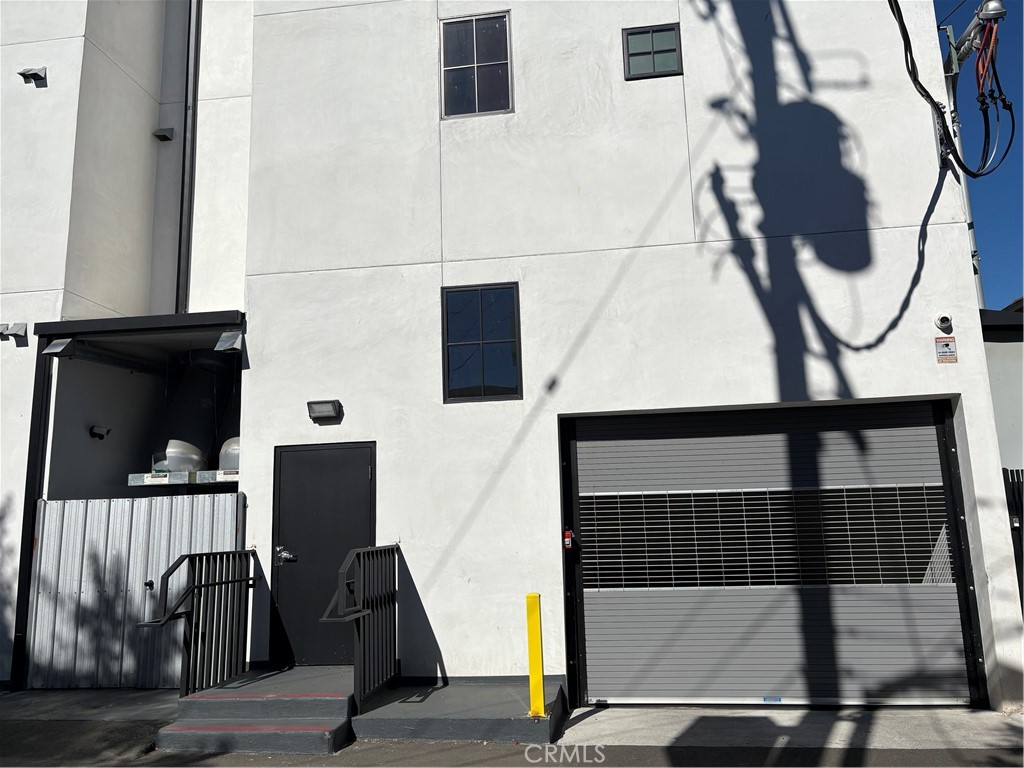 10352 Riverside Drive, Unit 201 Toluca Lake, CA 91602 - Photo 44 of 49 a view of entryway