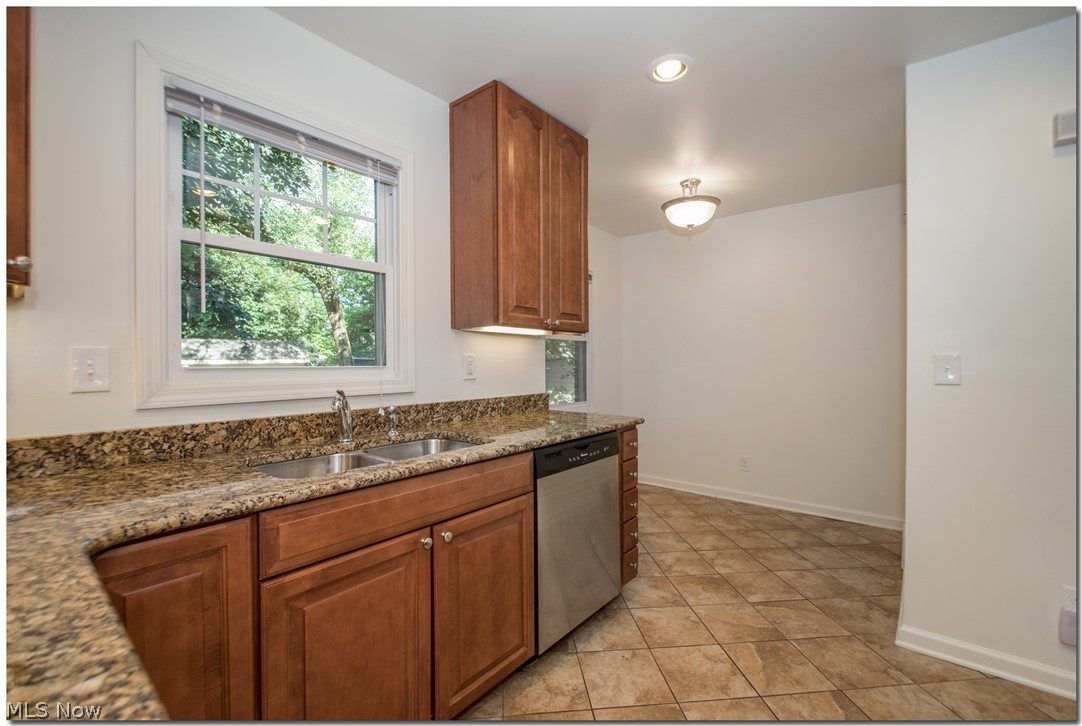 2416 Fenwick Road Cleveland, OH 44118 - Photo 11 of 35