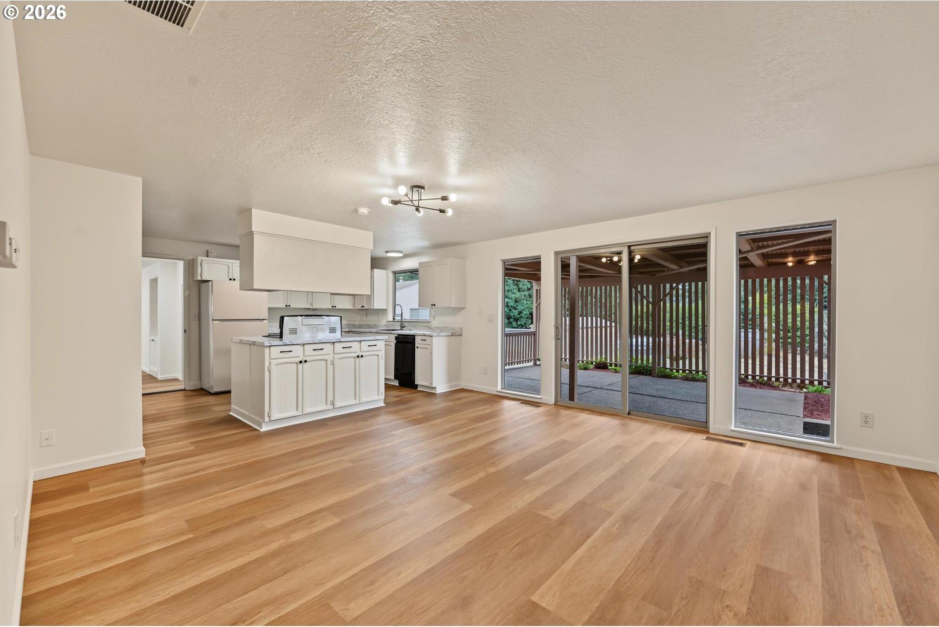 17610 Southeast Sunnyside Road Damascus, OR 97089 - Photo 7 of 38 Dining Area