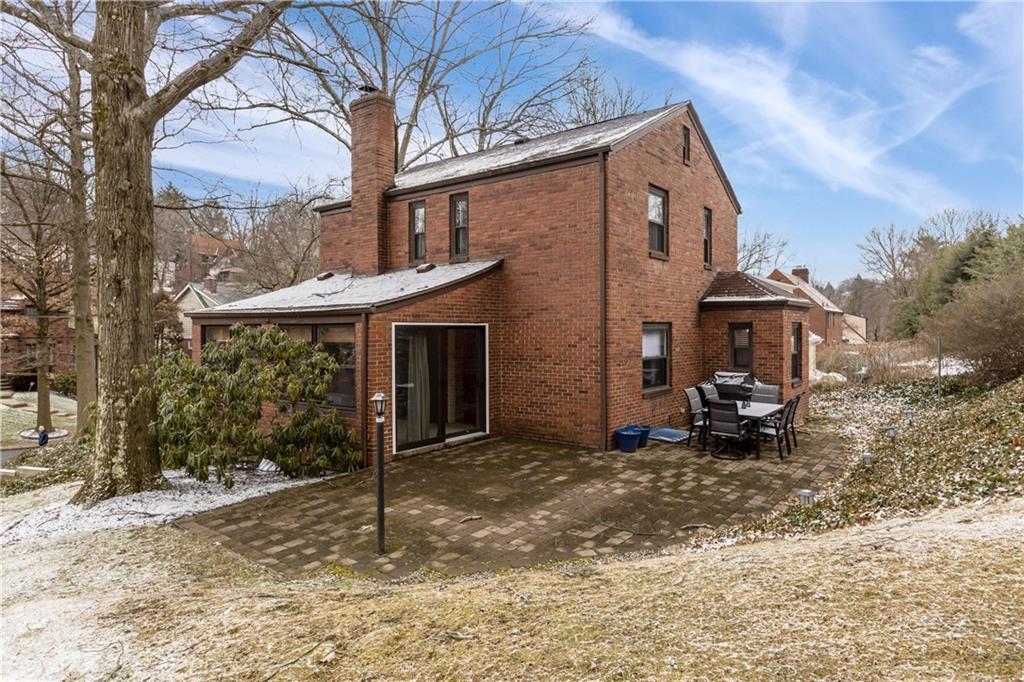 242 Cascade Road Pittsburgh, PA 15221 - Photo 3 of 25 Gallery Image 3