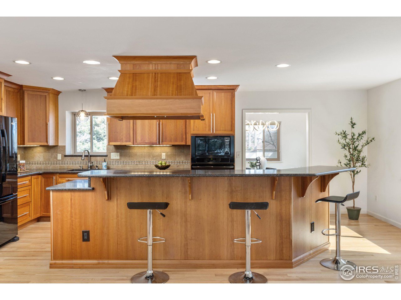 1120 Green Circle Boulder, CO 80305 - Photo 10 of 40 a kitchen with kitchen island granite countertop a table and chairs in it