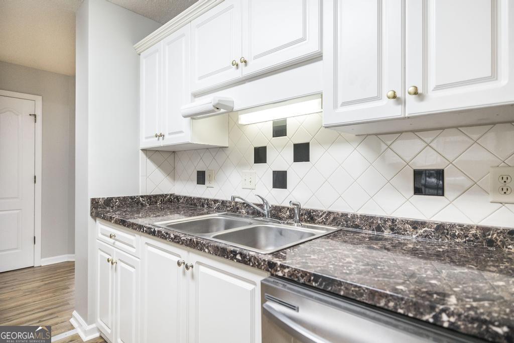319 Smithville Church Road Warner Robins, GA 31088 - Photo 14 of 34 a kitchen with granite countertop a sink and a stove