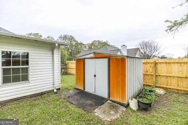 a view of a house with a backyard