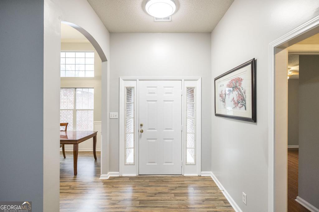 319 Smithville Church Road Warner Robins, GA 31088 - Photo 7 of 34 a view of a hallway with wooden floor and windows