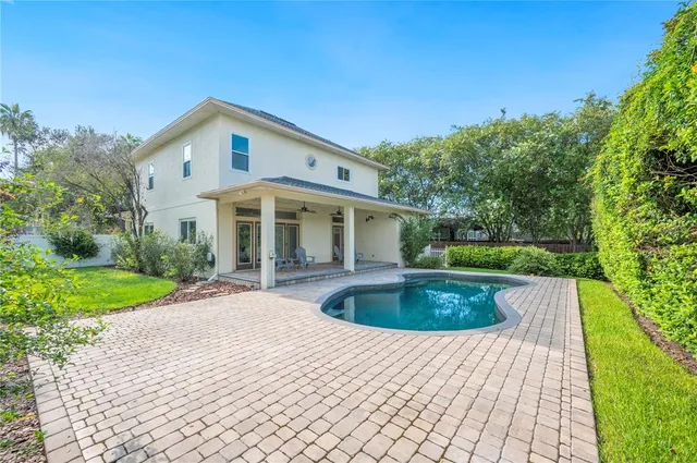 a view of a house with backyard and garden