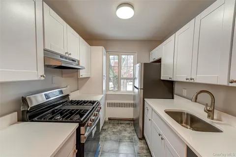 $429,000 | 26 Nathan Hale Drive, Unit 75A, Huntington, NY 11743