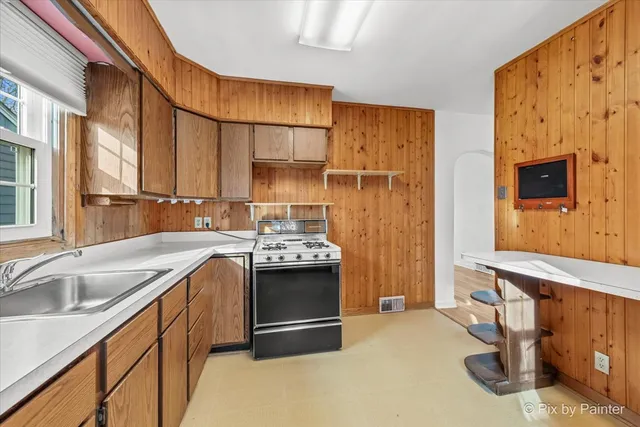 $250,000 | 1034 West New York Street, Aurora, IL 60506