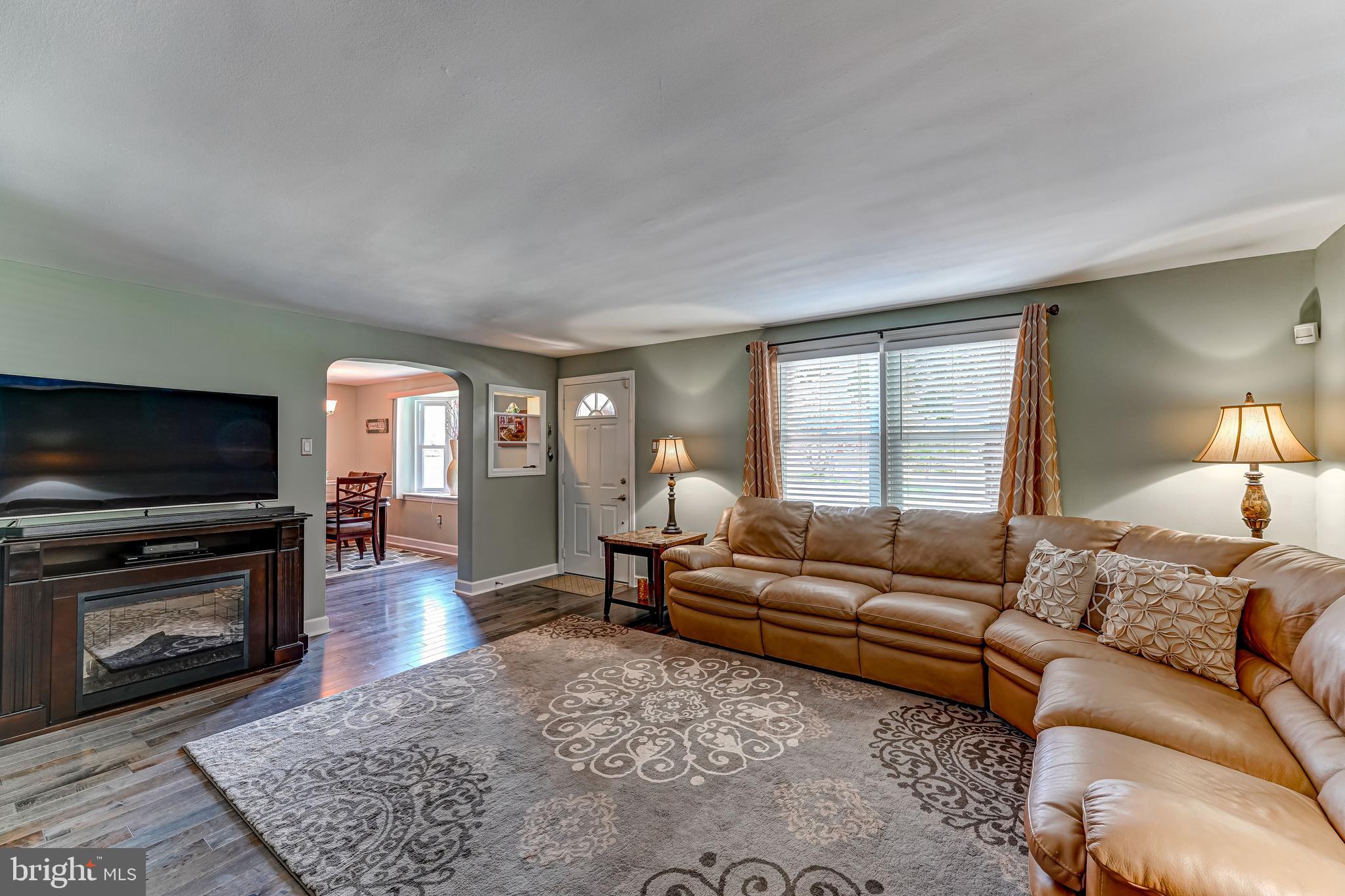 566 Scenic Road Springfield, PA 19064 - Photo 5 of 39 Living Room
