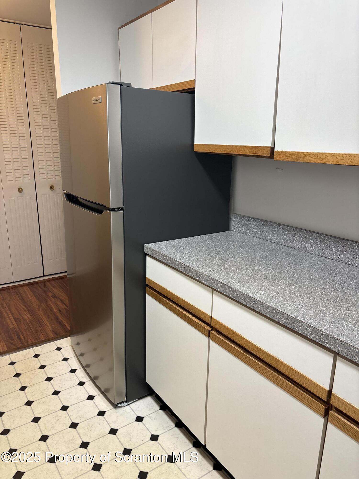 1704 Summit Pointe Scranton, PA 18508 - Photo 4 of 16 a kitchen with a refrigerator and a stove