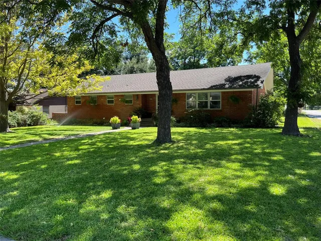 a view of a house with yard