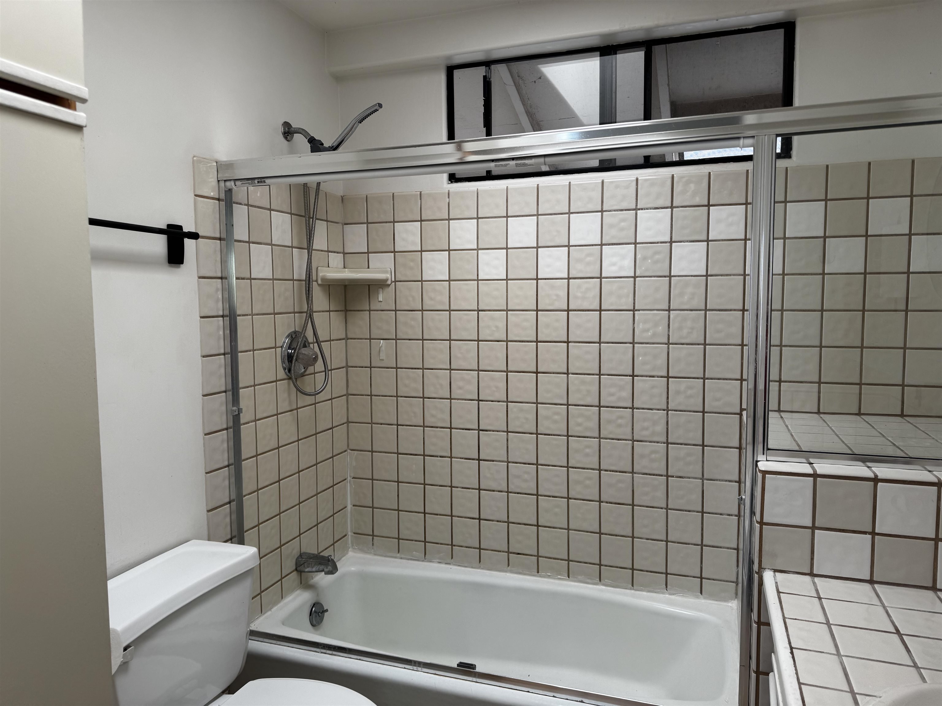 40 Kalihi Place Kula, HI 96790 - Photo 15 of 15 a bathroom with a bathtub and toilet