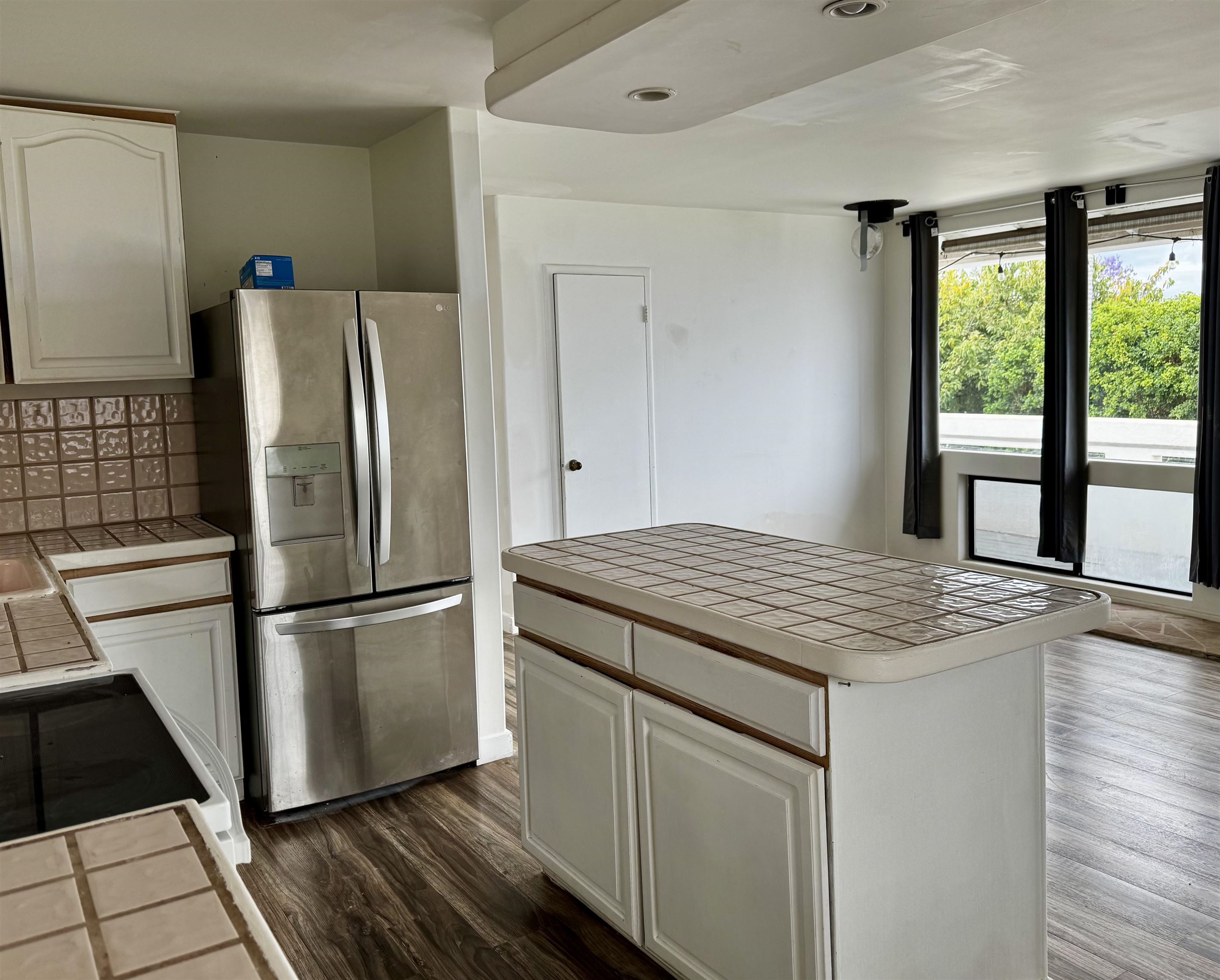 40 Kalihi Place Kula, HI 96790 - Photo 4 of 15 a kitchen with a refrigerator and wooden floor