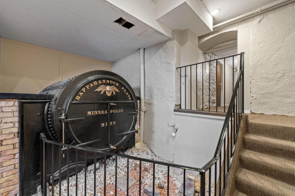 609 South 9th Street, Unit 8 Minneapolis, MN 55404 - Photo 17 of 30