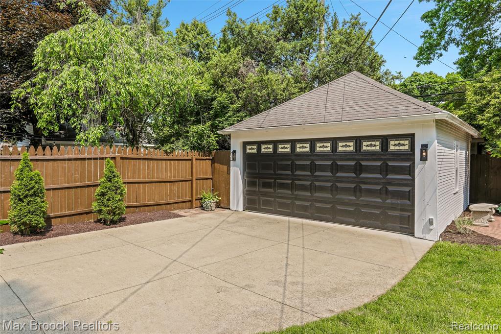 11 Sylvan Avenue Pleasant Ridge, MI 48069 - Photo 39 of 51 Gallery Image 39