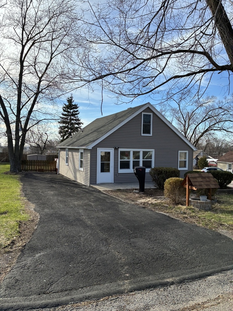 621 Mohawk Street Joliet, IL 60432 - Photo 1 of 15 a front view of a house with garden