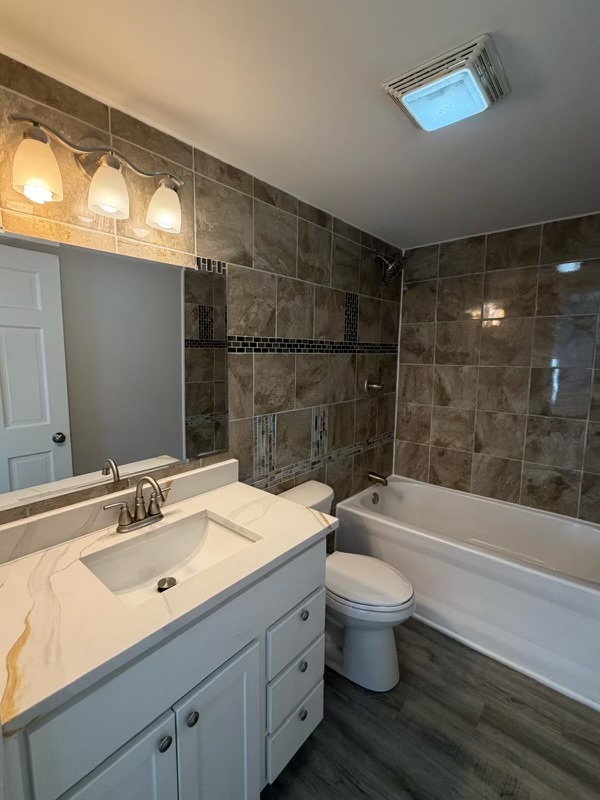 621 Mohawk Street Joliet, IL 60432 - Photo 8 of 15 a bathroom with a sink toilet and shower