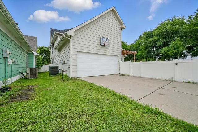 a view of a house with backyard and garden