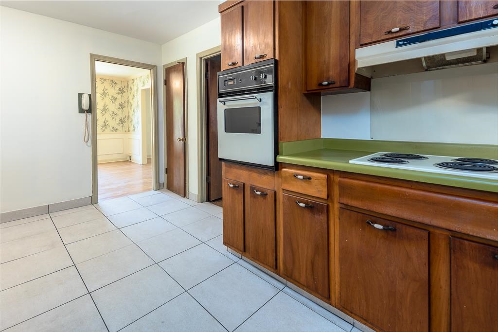 2448 Elmore Park Road Bartlett, TN 38134 - Photo 8 of 28 a kitchen with stainless steel appliances a stove and a refrigerator