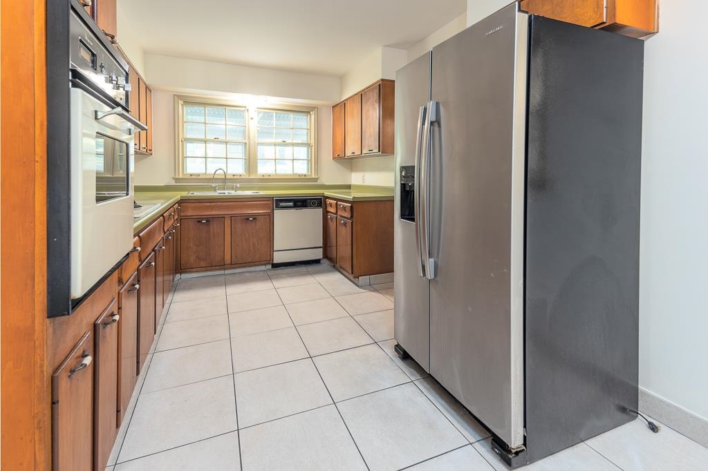 2448 Elmore Park Road Bartlett, TN 38134 - Photo 9 of 28 a kitchen with stainless steel appliances granite countertop a refrigerator and a sink