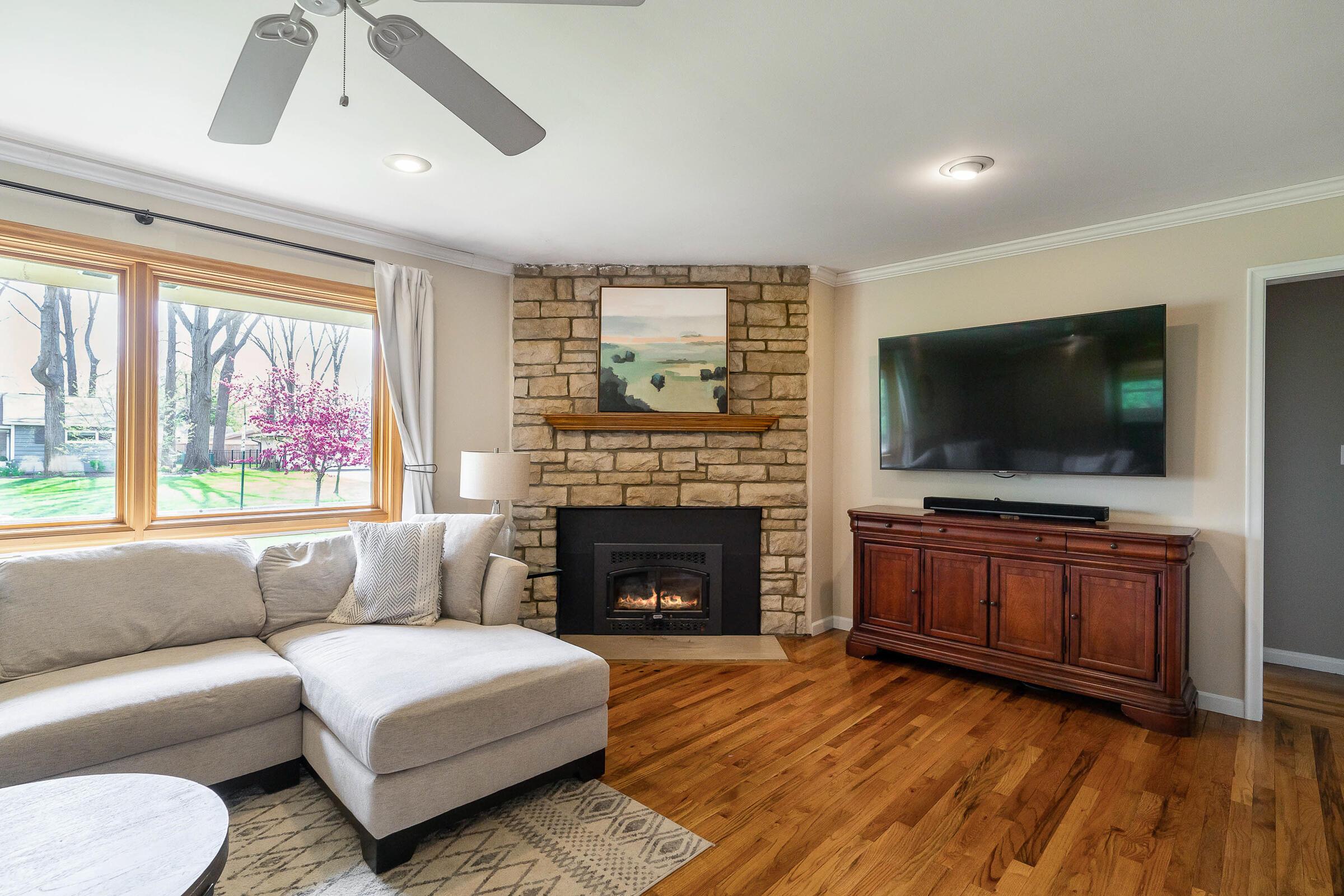 3177 Leeds Road Columbus, OH 43221 - Photo 6 of 32 Living Room