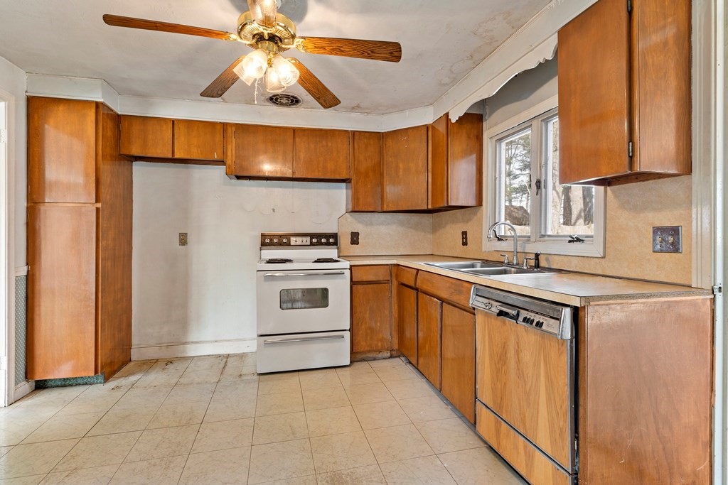 62 Brittany Road Springfield, MA 01151 - Photo 11 of 25