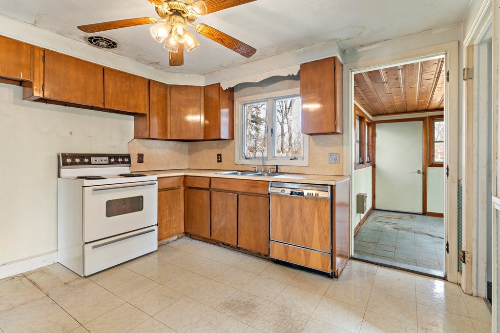 62 Brittany Road Springfield, MA 01151 - Photo 12 of 25