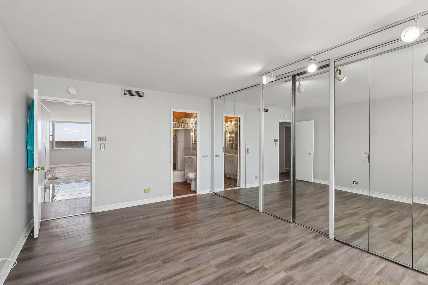6301 North Sheridan Road, Unit 24E Chicago, IL 60660 - Photo 14 of 21
