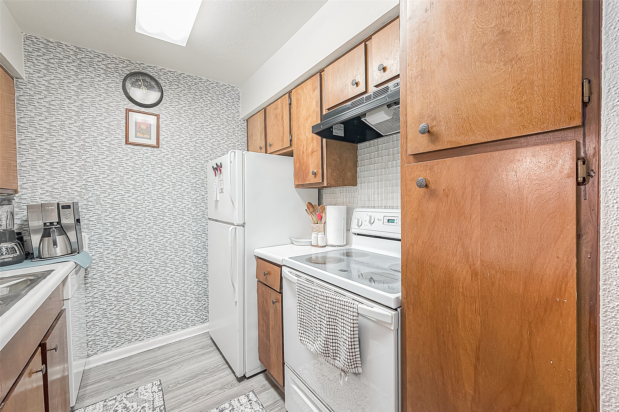 3075 Walnut Bend Lane, Unit 28 Houston, TX 77042 - Photo 11 of 19 a kitchen with a refrigerator and a sink