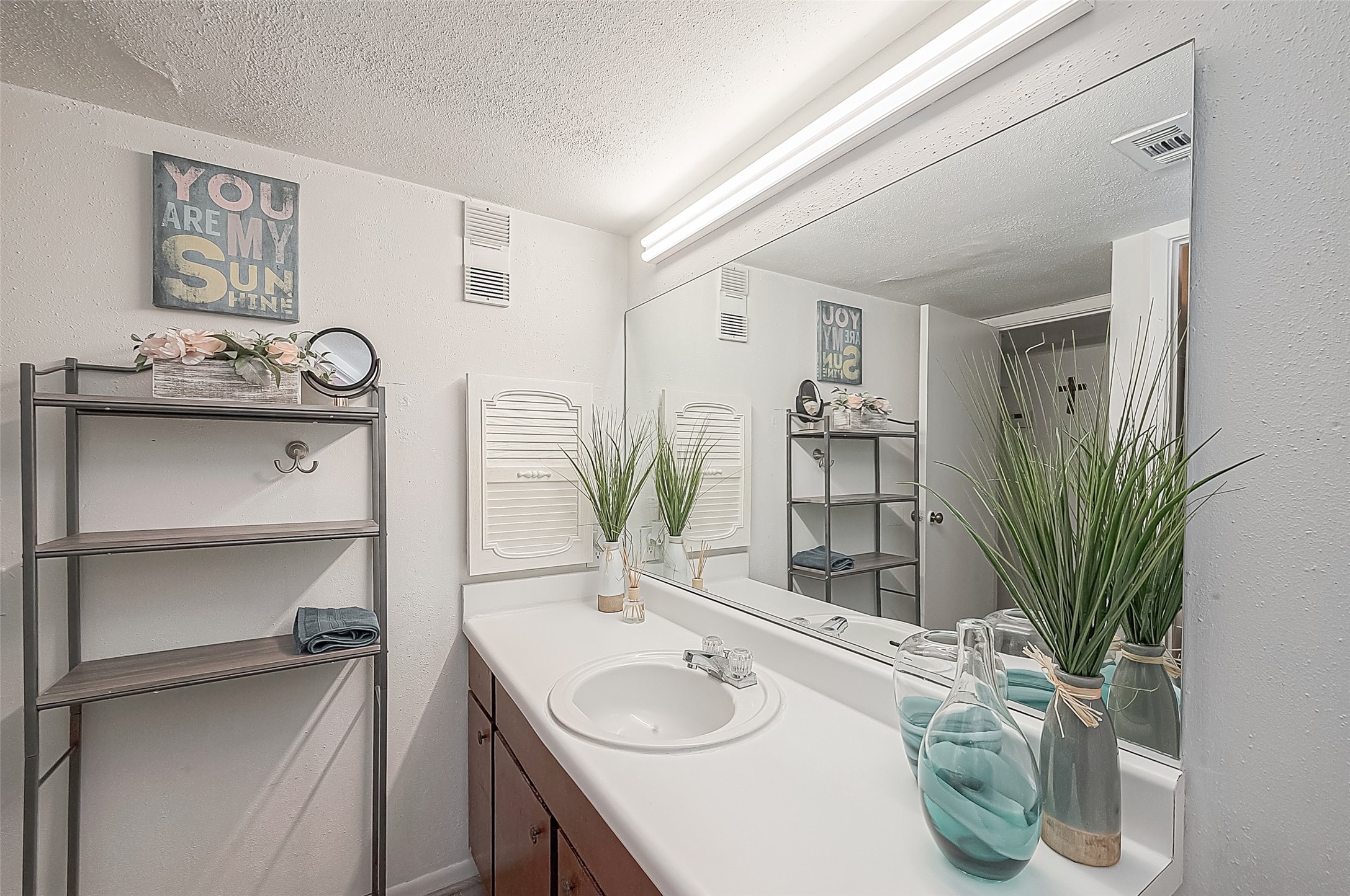 3075 Walnut Bend Lane, Unit 28 Houston, TX 77042 - Photo 17 of 19 a bath room with a sink and a mirror