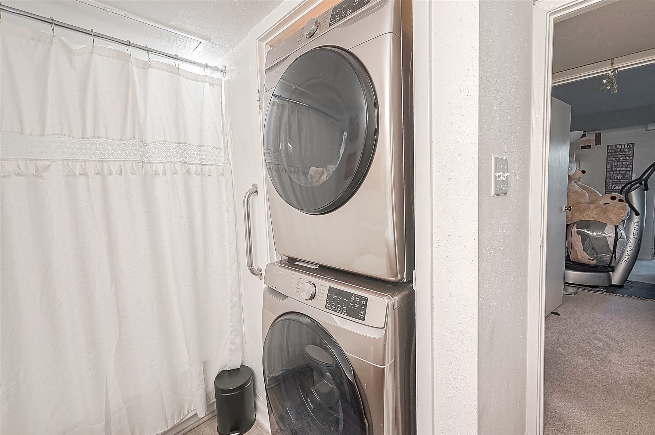 3075 Walnut Bend Lane, Unit 28 Houston, TX 77042 - Photo 18 of 19 a view of a bedroom with washer and dryer