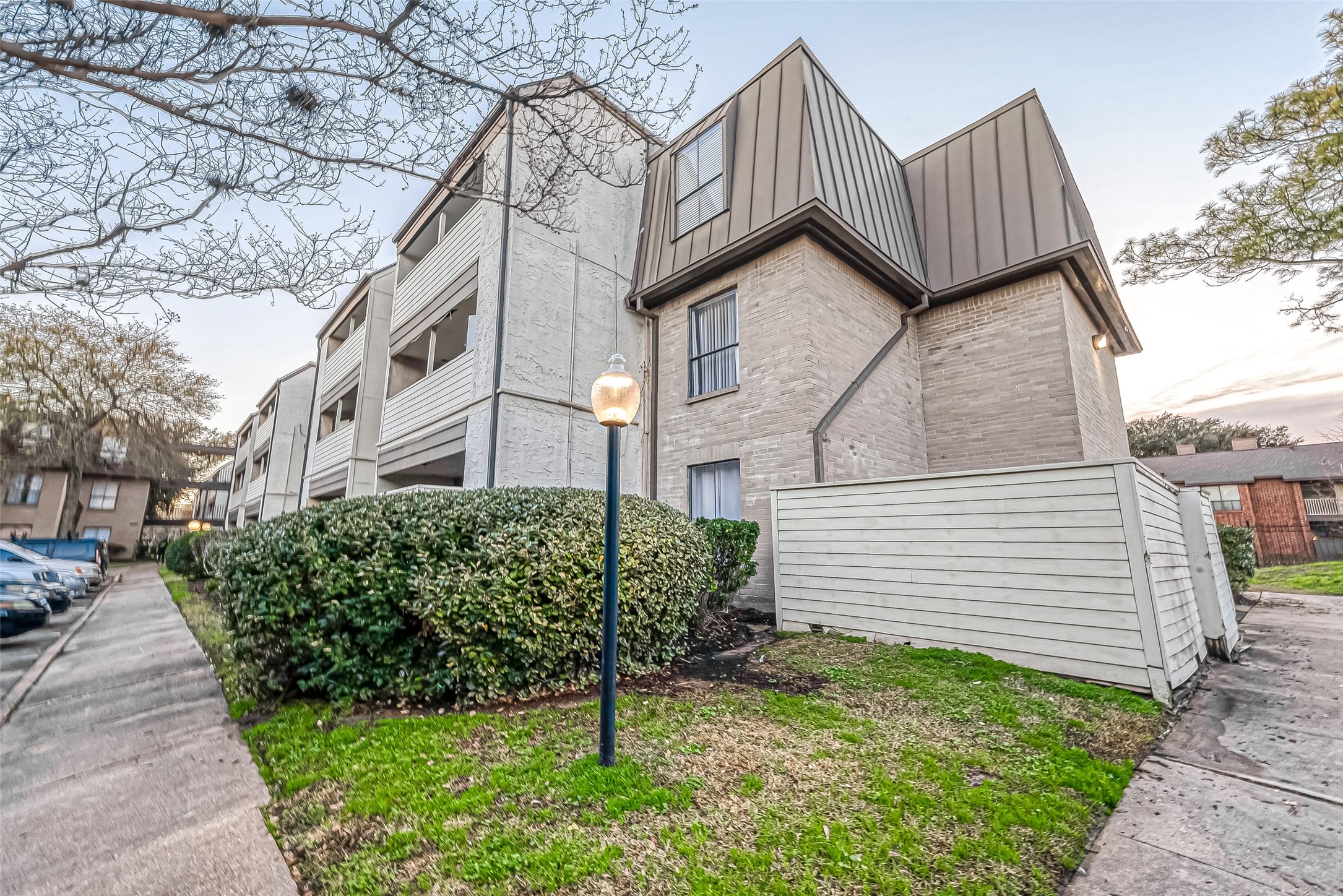 3075 Walnut Bend Lane, Unit 28 Houston, TX 77042 - Photo 8 of 19 a view of a house with a yard
