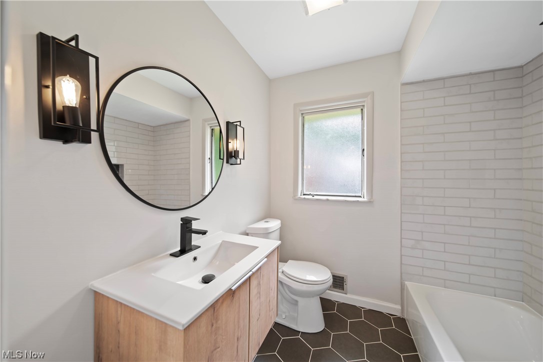 2154 Waynoka Road Euclid, OH 44117 - Photo 22 of 35 Full Bath