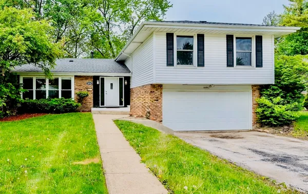 $330,000 | 16062 Woodlawn E Avenue, South Holland, IL 60473