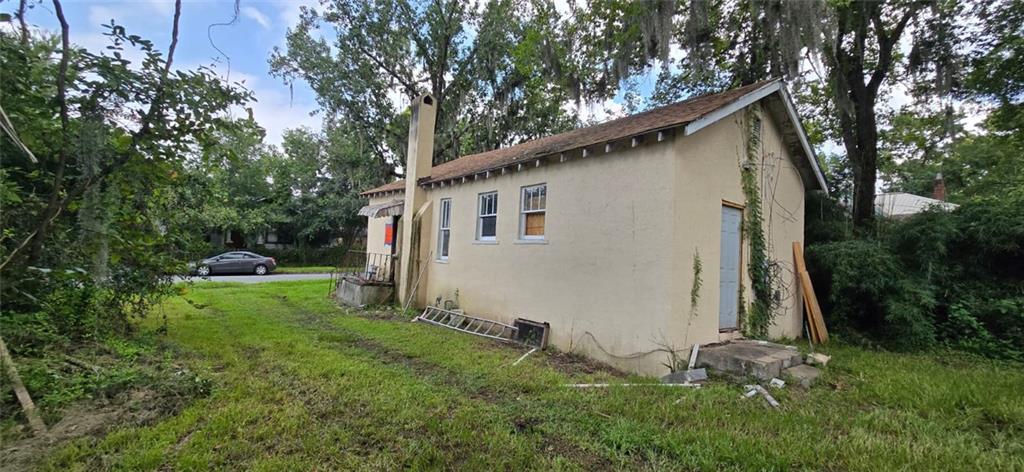 a view of a small house with a yard