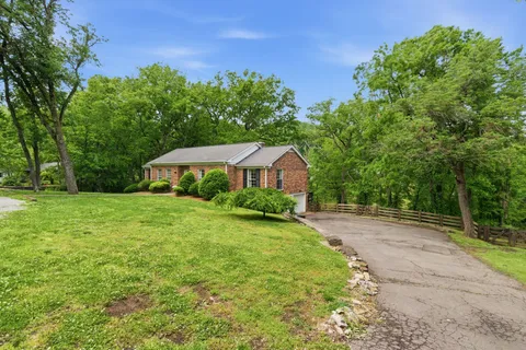 $899,000 | 5802 Vine Ridge Drive, Nashville, TN 37205