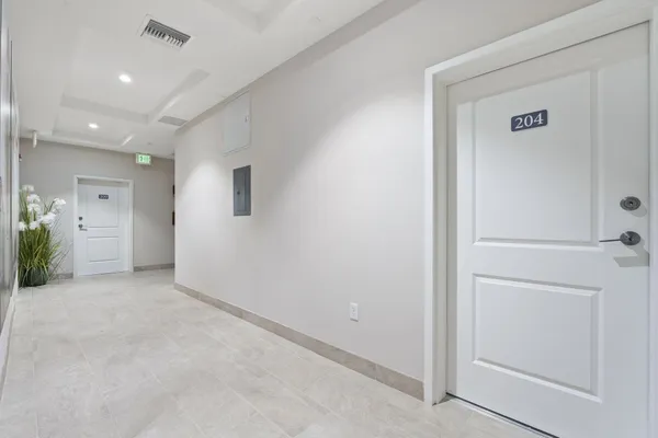 $3,500 | 41 Southwest Seminole Street, Unit 204, Stuart, FL 34994