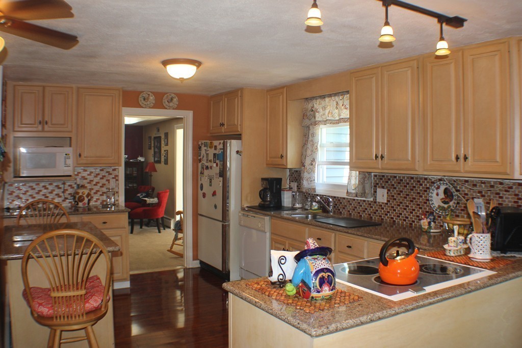 17 Brookbridge Road Stoneham, MA 02180 - Photo 3 of 20 Gallery Image 3