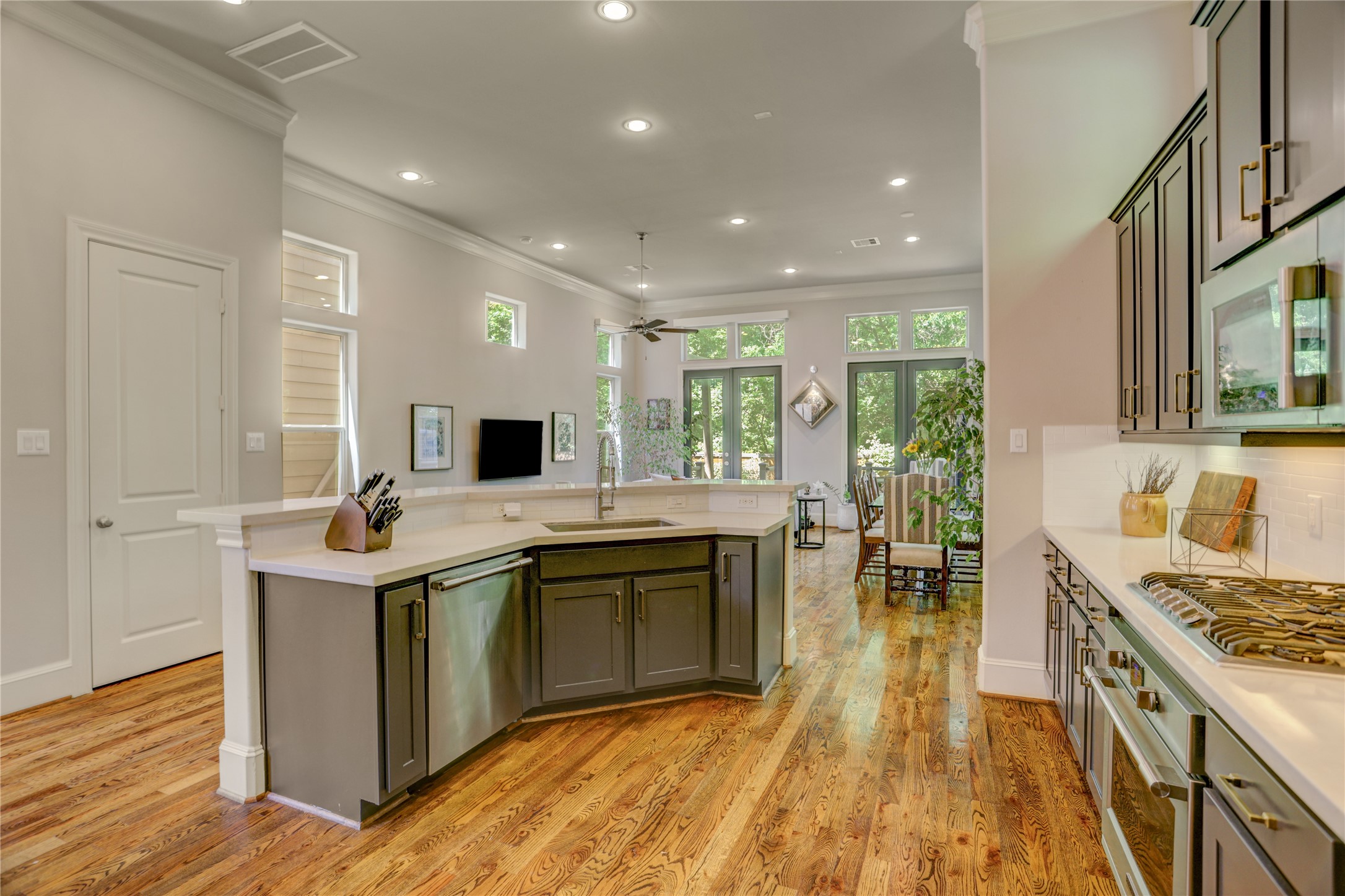 4124 Bonner View Lane Houston, TX 77007 - Photo 11 of 31 The 12x17 SF kitchen has a stainless steel appliance package that includes a Frigidaire Professional dishwasher, oven, and microwave, as well as a stainless steel KitchenAid refrigerator.
