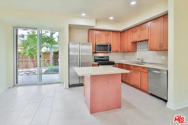 $3,695 | 7132 Farralone Avenue, Unit 207, Canoga Park, CA 91303