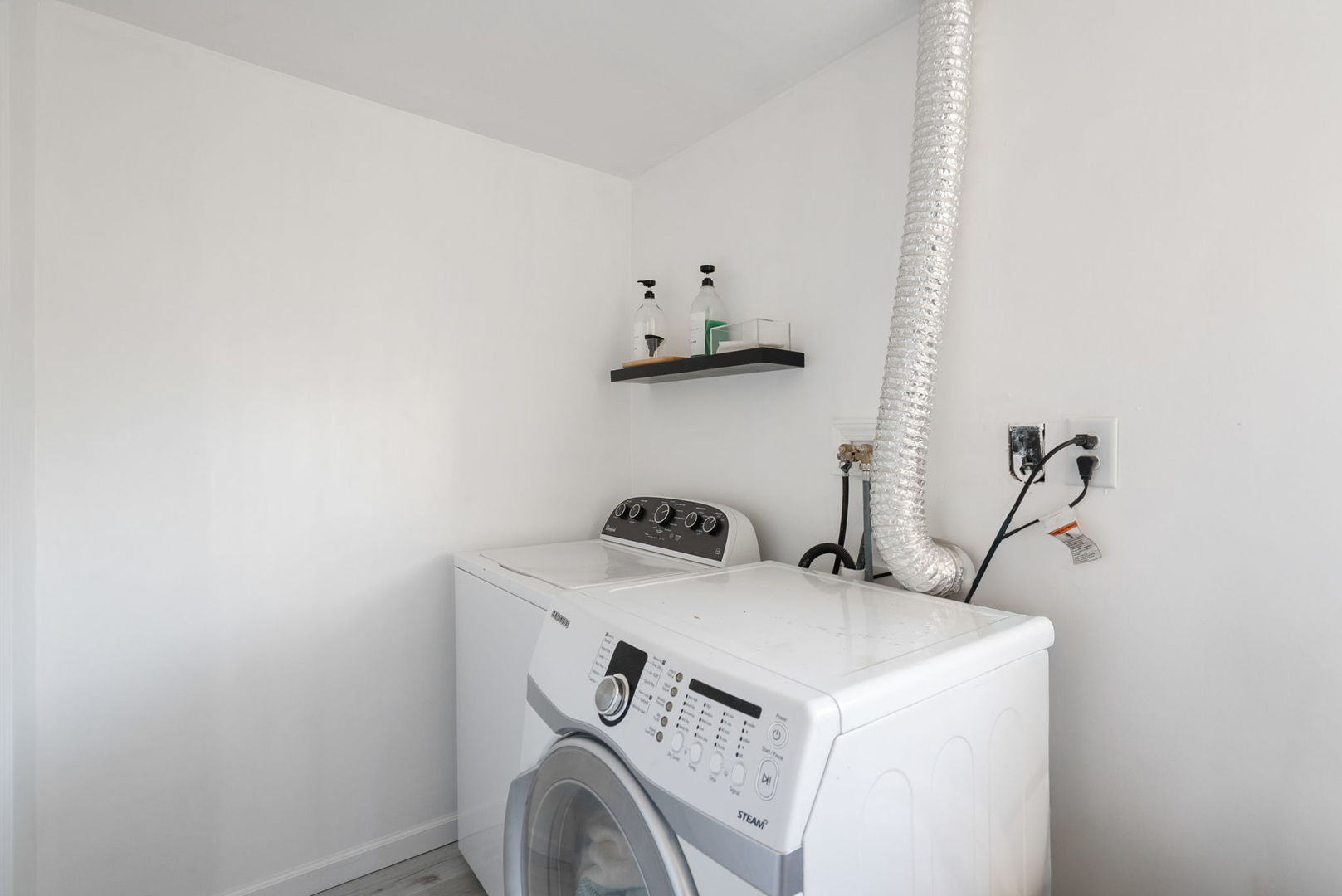 712 Fairfield Road Port Byron, IL 61275 - Photo 28 of 45 a utility room with dryer and washer