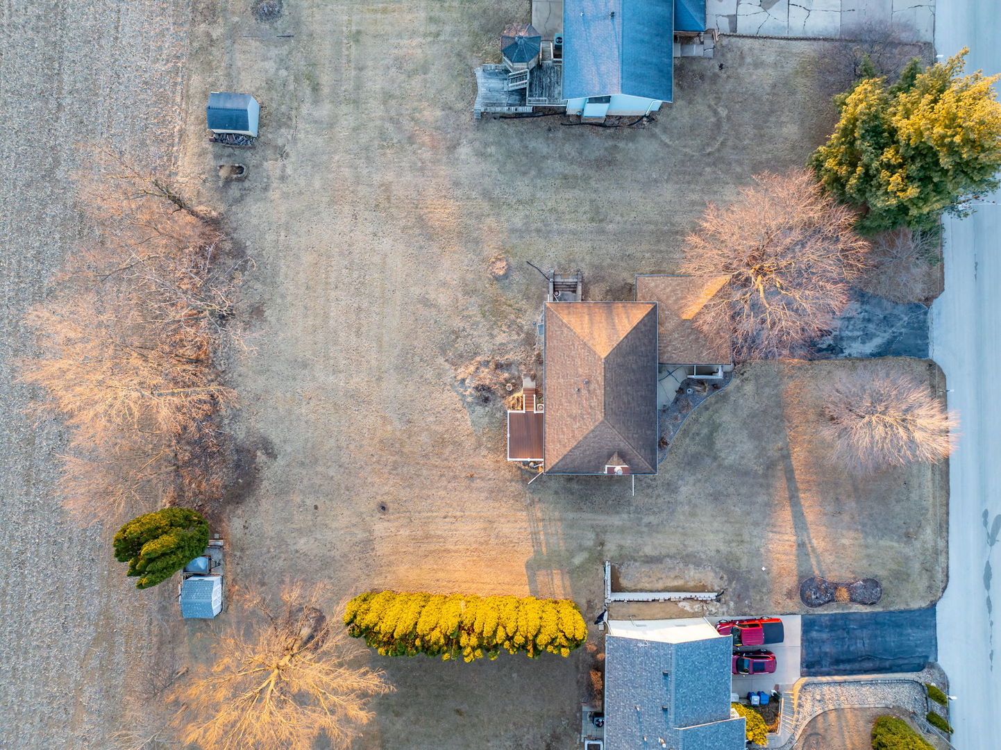 712 Fairfield Road Port Byron, IL 61275 - Photo 42 of 45 a bathroom with a bathtub