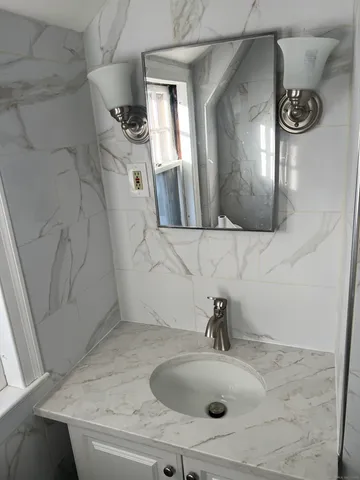 $2,400 | 403 Cooke Street, Waterbury, CT 06710