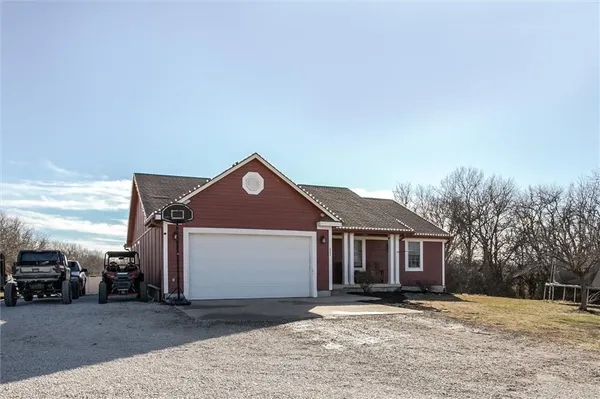 $570,000 | 453 Northeast County Road 14004, Adrian, MO 64720