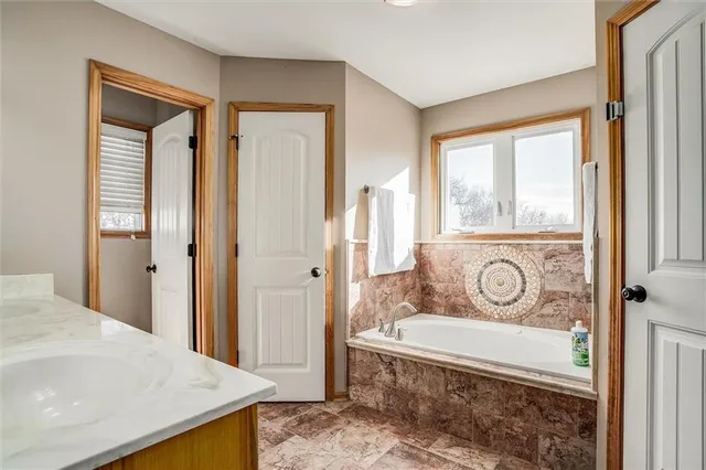 $585,000 | 453 Northeast County Road 14004, Adrian, MO 64720