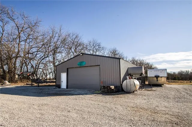 $585,000 | 453 Northeast County Road 14004, Adrian, MO 64720