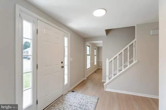 a view of an entryway with a livingroom