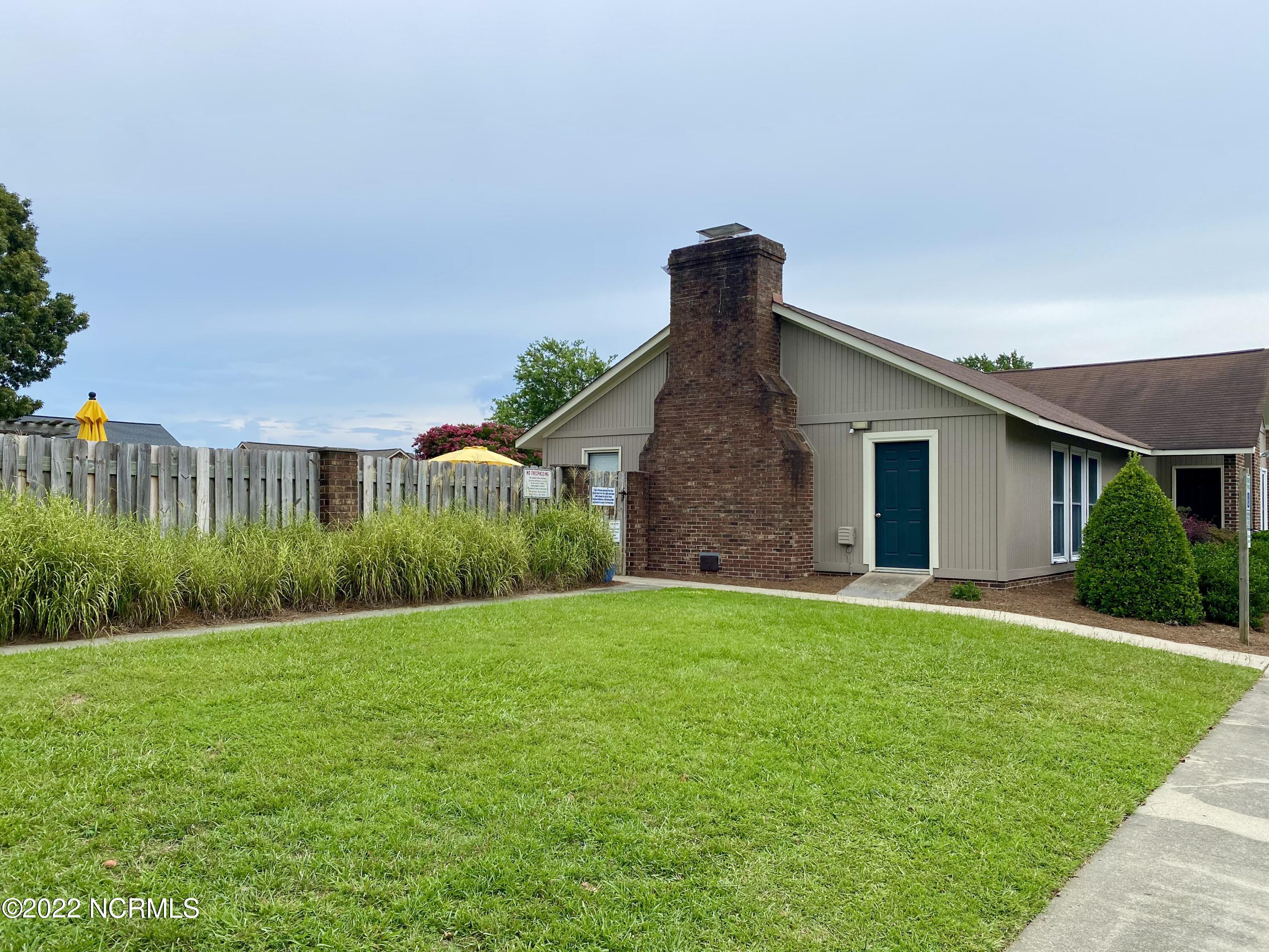 2060 Quail Ridge Road, Unit E Greenville, NC 27858 - Photo 30 of 31 Pool